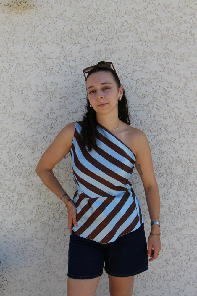 Top sans manches asymétrique satiné à rayures