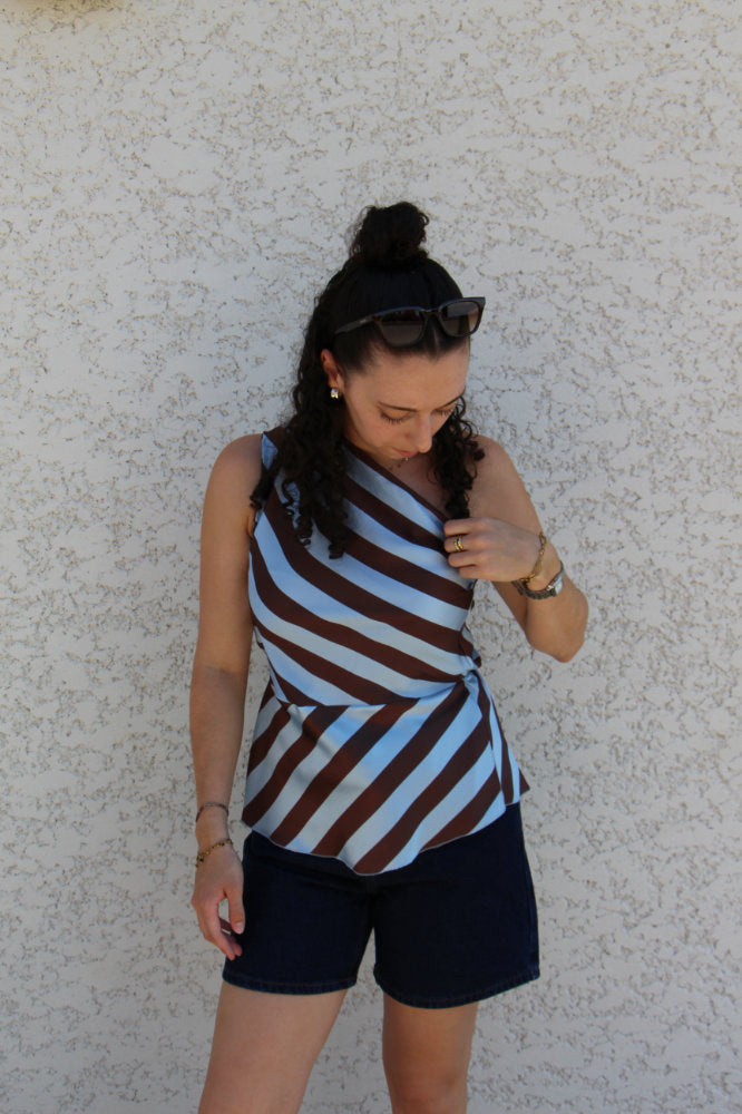 Top sans manches asymétrique satiné à rayures