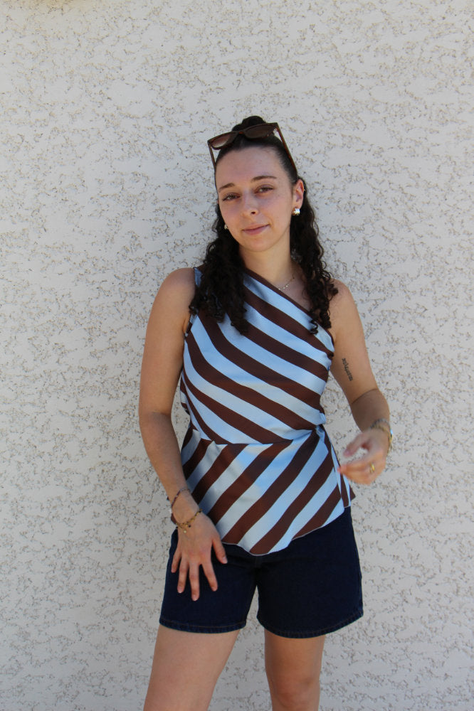Top sans manches asymétrique satiné à rayures