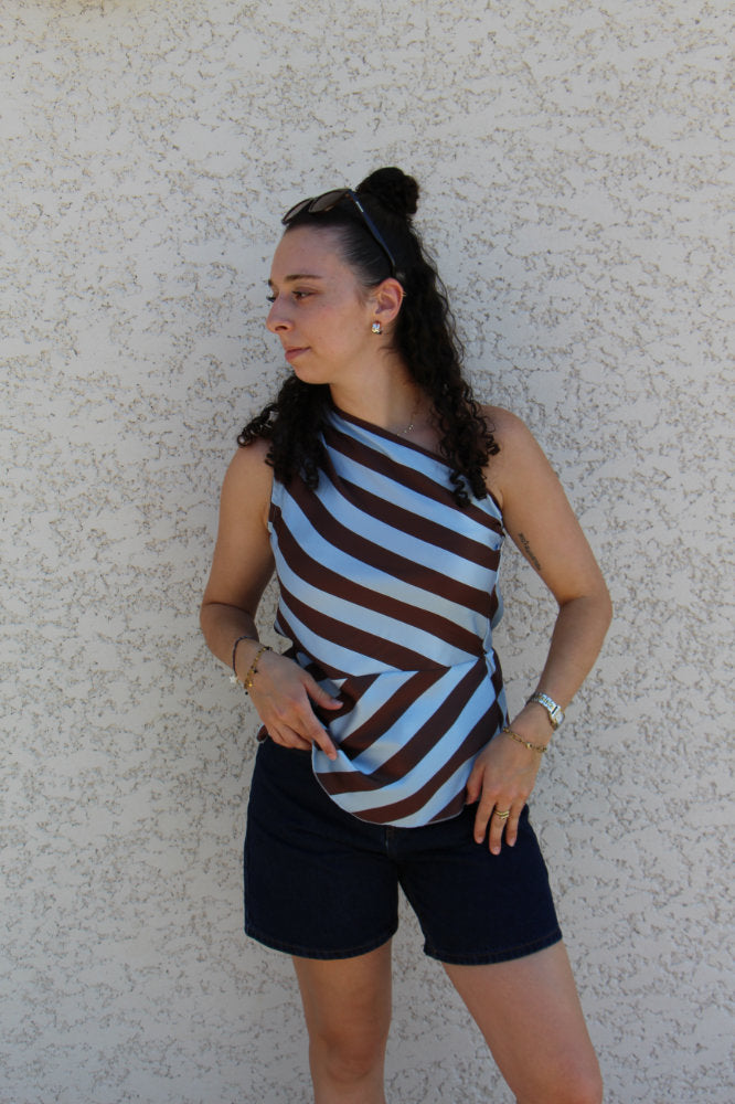 Top sans manches asymétrique satiné à rayures