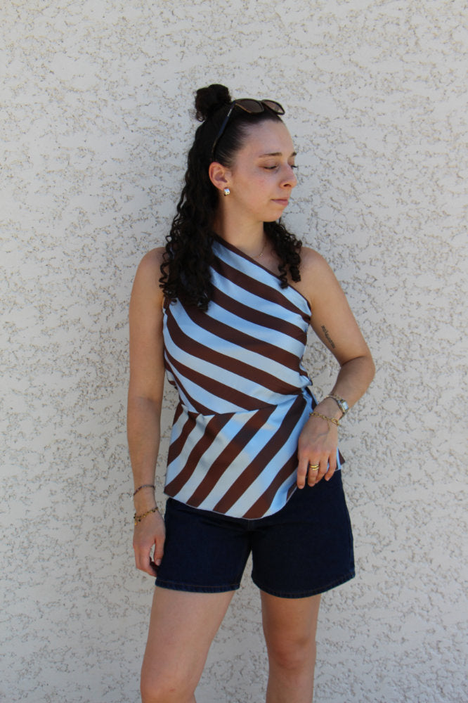 Top sans manches asymétrique satiné à rayures