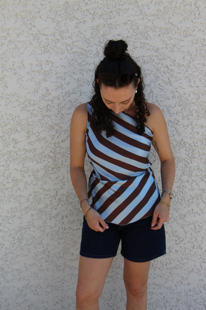 Top sans manches asymétrique satiné à rayures