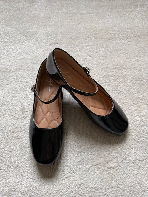 Flat ballet pumps with a strap across the top