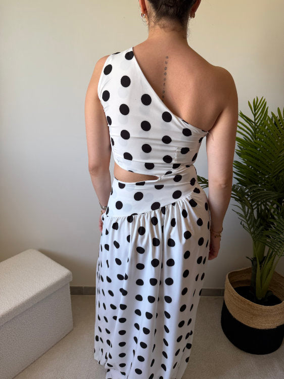 Robe longue à pois noirs et épaule dénudée