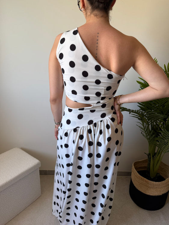 Robe longue à pois noirs et épaule dénudée