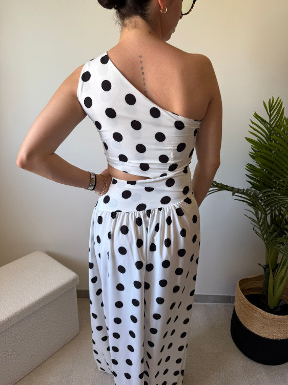 Robe longue à pois noirs et épaule dénudée