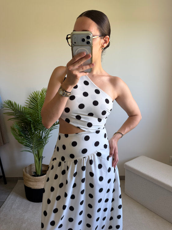 Robe longue à pois noirs et épaule dénudée