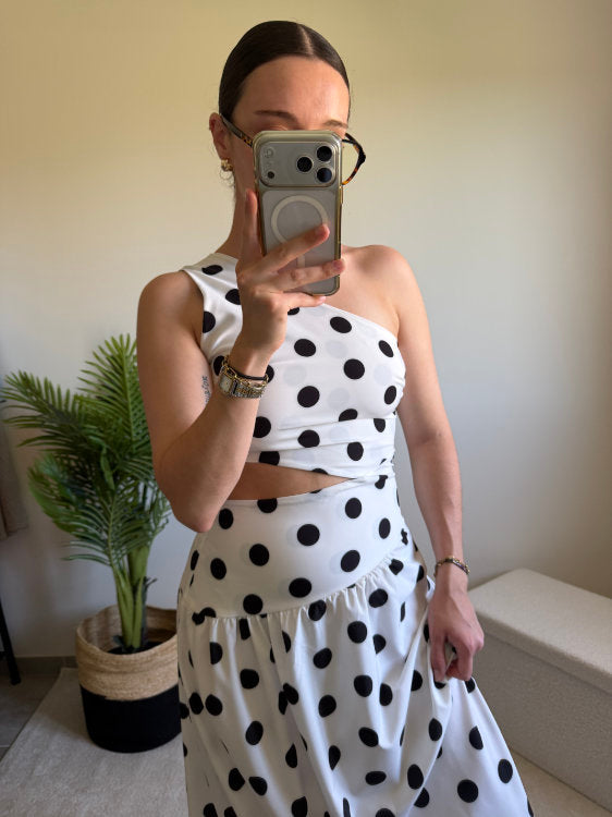 Robe longue à pois noirs et épaule dénudée