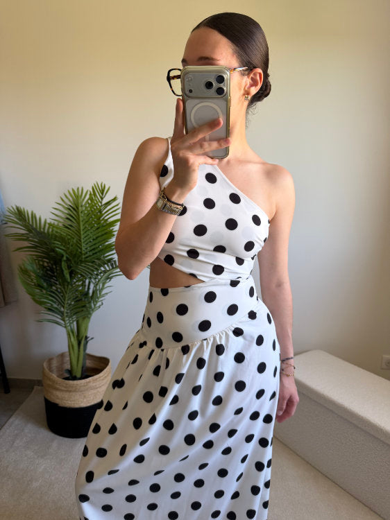 Robe longue à pois noirs et épaule dénudée